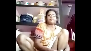 Mature desi Bhabi pussy peep