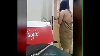 Desi asian indian pakistani Girl the towel to delivery boy
