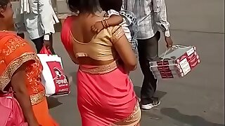 Desi gaand in public