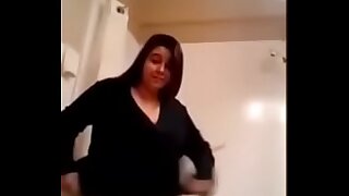 Indian girl show her sexy body on cam