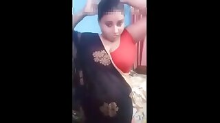 देसी आंटी अकेले अकेले मजे लेते हुए