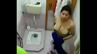 Desi bhabhi bathing caught to secret camera fucked aunty