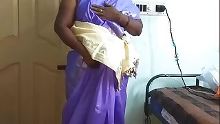 देसी भाभी अपनी साड़ी उठाकर झाटों वाली चूत दिखाती हुई