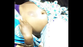 bubbly sexy desi aunty navel show in train