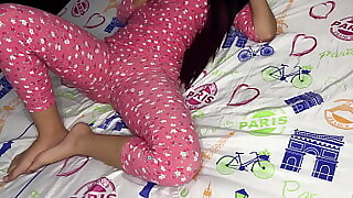 El Co&ntilde_o de mi Hijastra en Pijama que Deliciosa la Chucha de esta chica de 18 A&ntilde_os