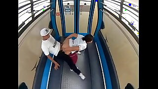 Sexo en p&uacute_blico en un cablebus telef&eacute_rico