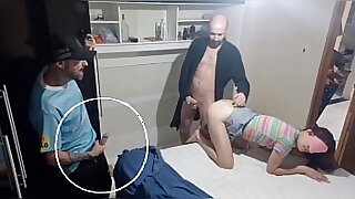Pegadinha com esposa com olhos vendados e amigo entra no meio da transa estava amigo dentro do guarda roupas