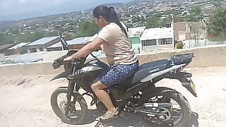 As&iacute_ le cobr&oacute_ las clases manejo de moto a Keilimar