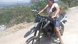 Falla al andar en la moto pero no falla sacando mi polla del pantal&oacute_n mi vecina. (⁠⁠｡⁠⁠)⁠!