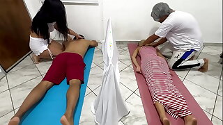 VIDEO REAL DE SALON DE MASAJES EN PAREJAS COMO LA ESPOSA ES SEDUCIDA Y FOLLADA