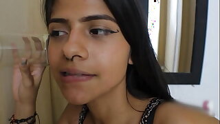 MI TIAA ME ESPIA MIENTRAS ME MASTURBO Y SE PONE TAN CALIENTE QUE DESPUES DE CABALGAR MI VERGA TERMINA CON LA BOCA LLENA DE SEMEN