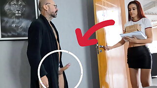 vovo pervertido recebe entregadora com pau de fora!